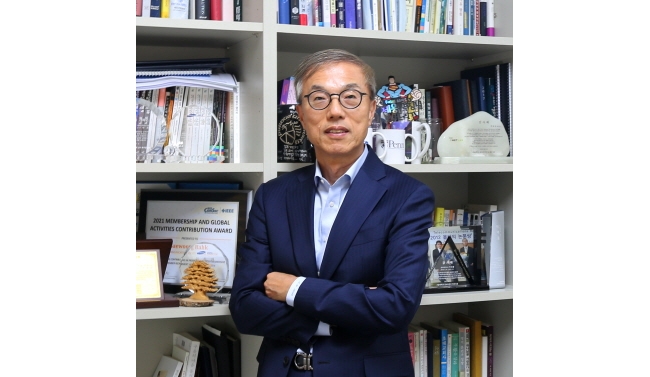 “뛰어난 사람이기보다 함께하고 싶은 사람이 되세요”  ㅡ 2025년 스승의 날 근정포장 수상자, 전기정보공학부 박세웅 교수 인터뷰 